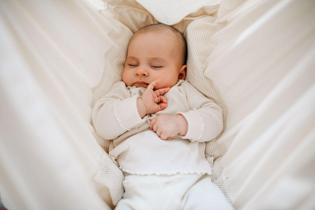 Baby schläft in Federwiege Wunderwiege