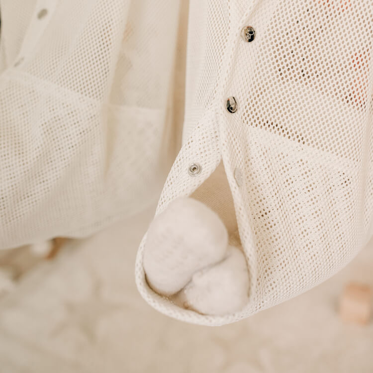 Beige Federwiege MATTI zugekn&ouml;pft mit Babyf&uuml;sschen